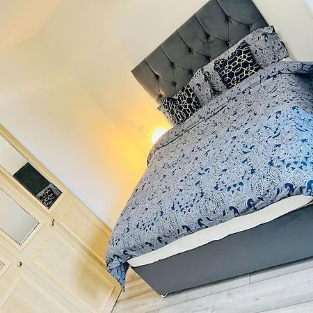 Superb 2 Bedroom Apartment With Free Parking 에든버러 외부 사진