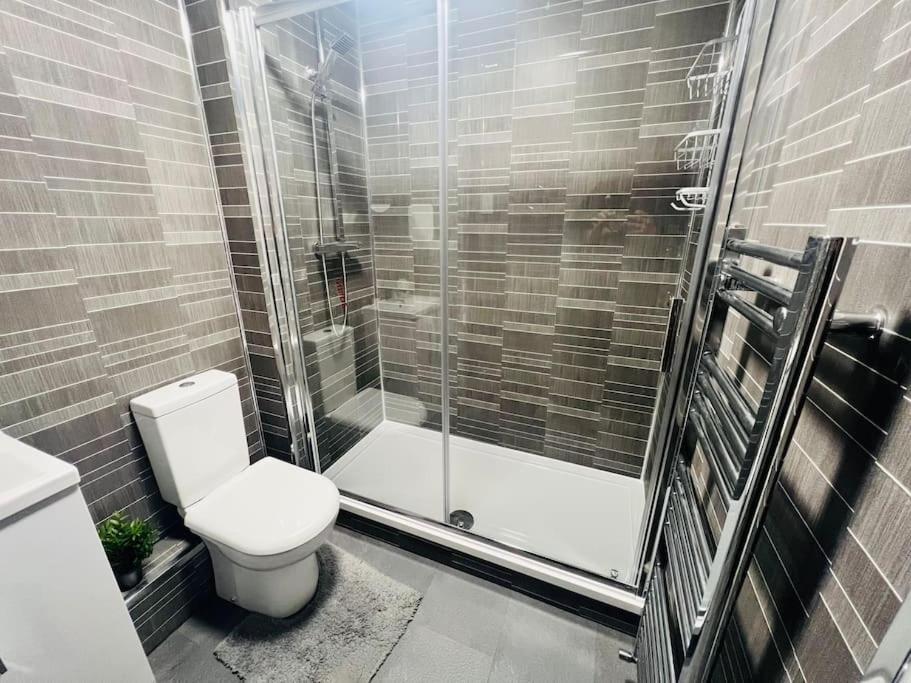 Superb 2 Bedroom Apartment With Free Parking 에든버러 외부 사진