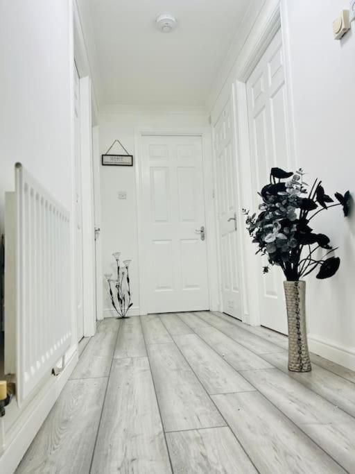 Superb 2 Bedroom Apartment With Free Parking 에든버러 외부 사진
